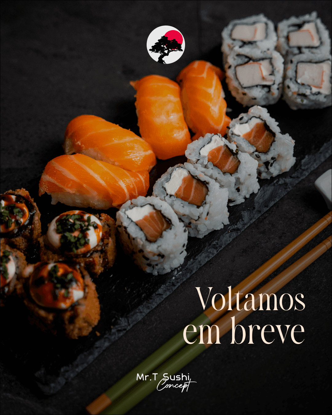 A post reading Voltamos em breve, back soon, over a long slate of salmon nigiri and rolls